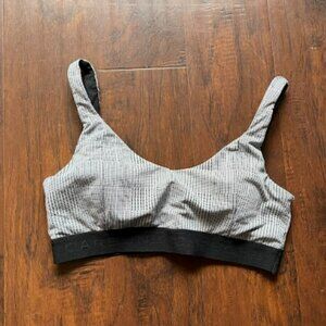 Carbon 38 Black and white Houndstooth sports bra. Sz L